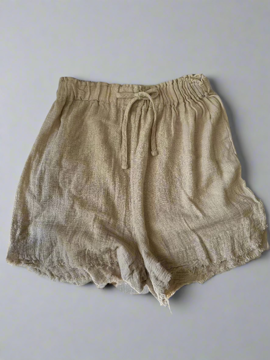 Boho Edge Shorts: high-waist beige shorts with wide legs and front pleats
