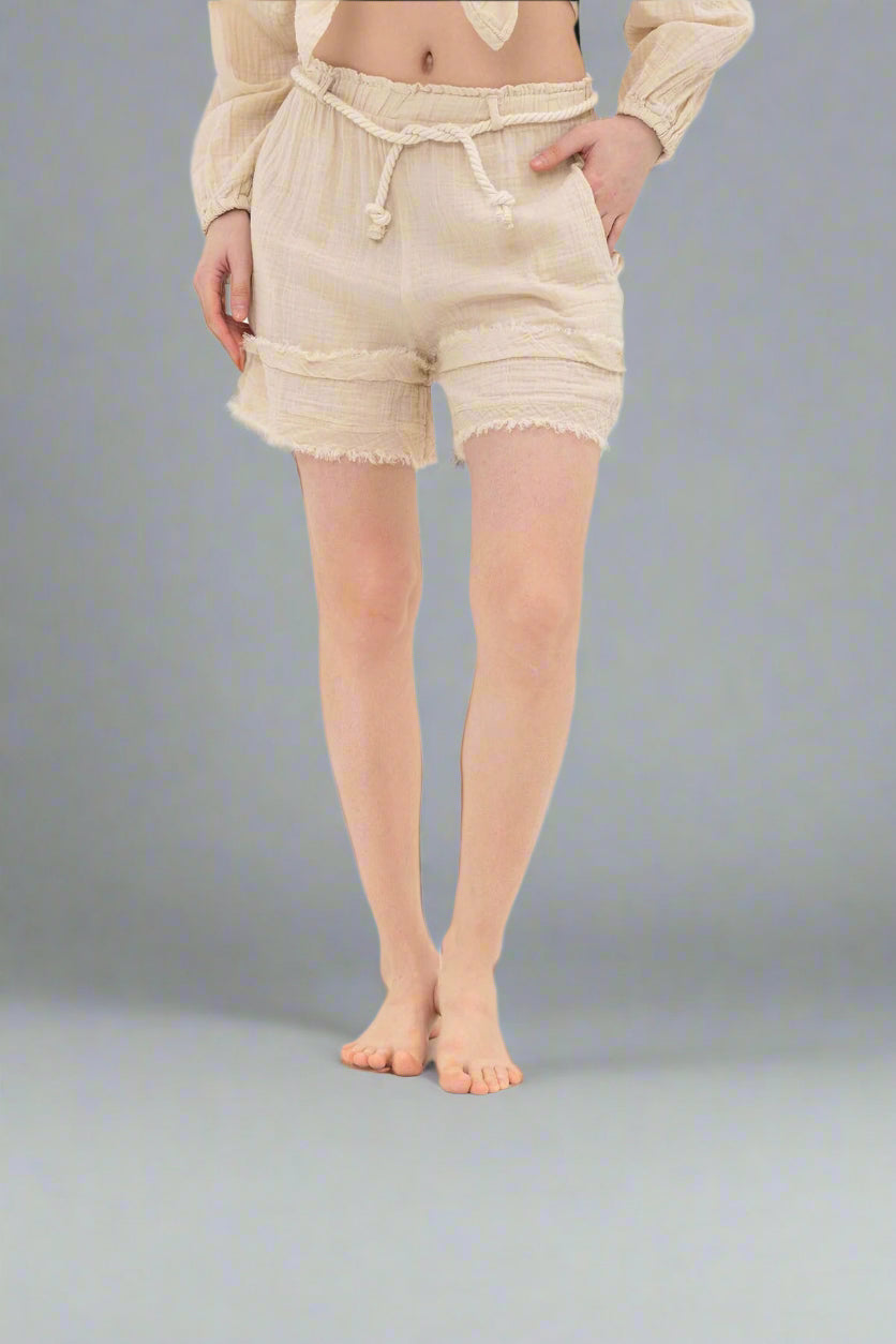 Breezy Shorts: high-waisted beige shorts with wide legs and discreet side pockets