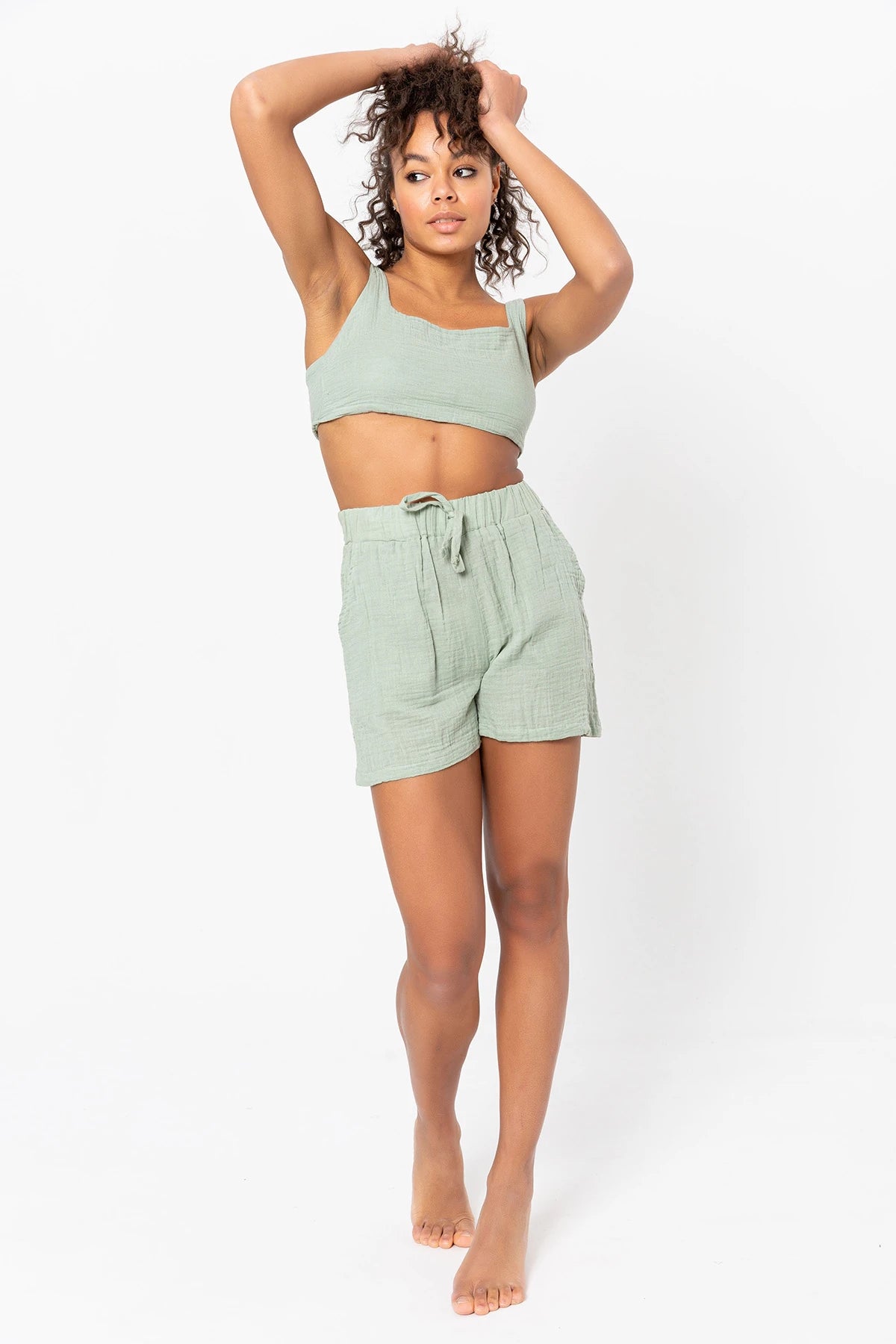 Basic Shorts: high-waist beige shorts with straight hem and tailored fit