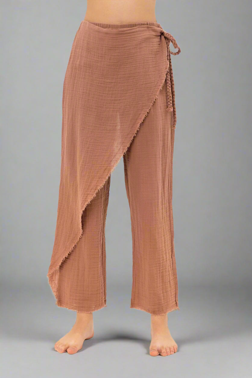 Manav Pants: high-waist straight-leg pants in light beige with front pleats and side pockets