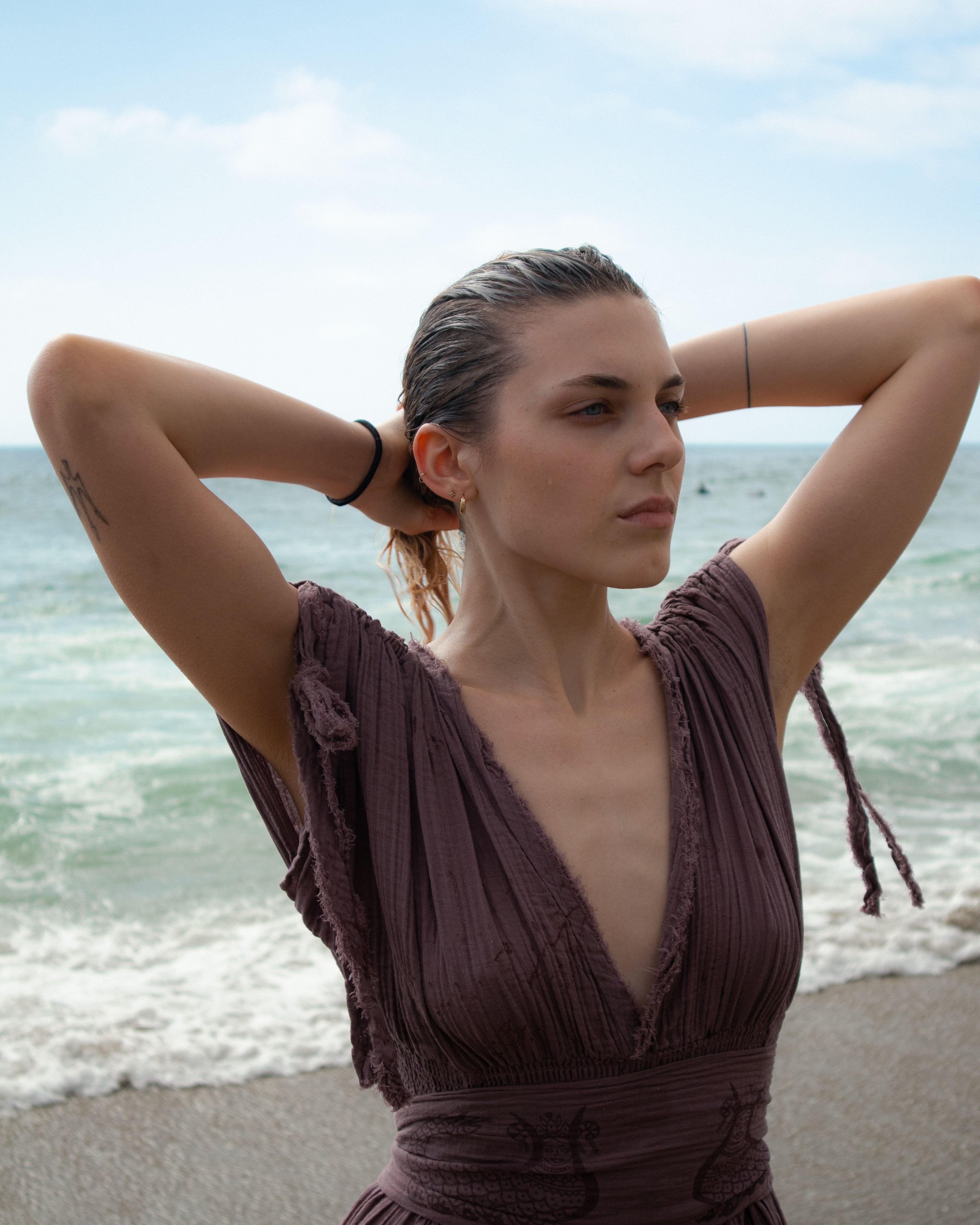 Shahmaran Dress: sleeveless midi dress with square neckline, fitted bodice, flared hem, white color