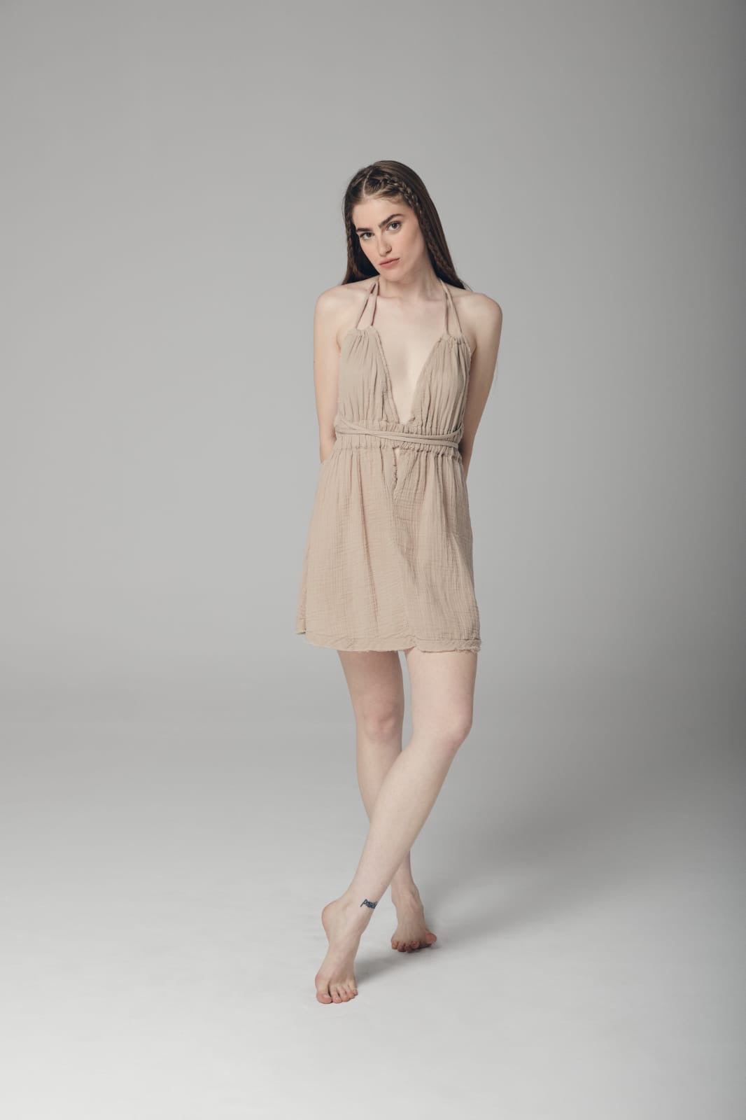 Yaz short dress: sleeveless beige dress with square neckline, fitted bodice, and straight hem