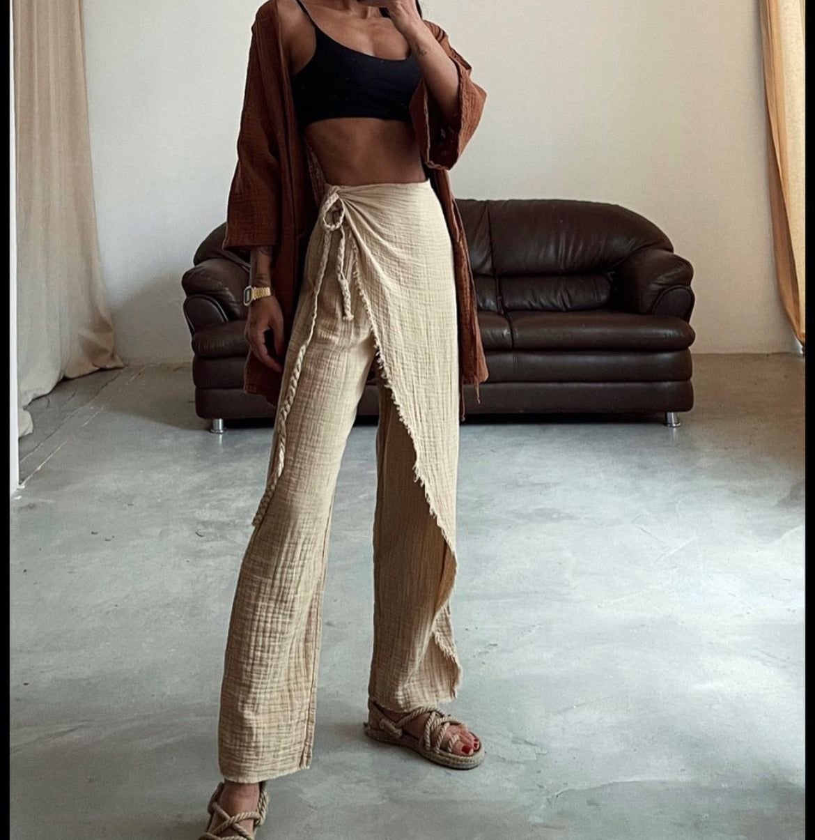 Manav Pants: straight-leg black pants with high waist and cropped length
