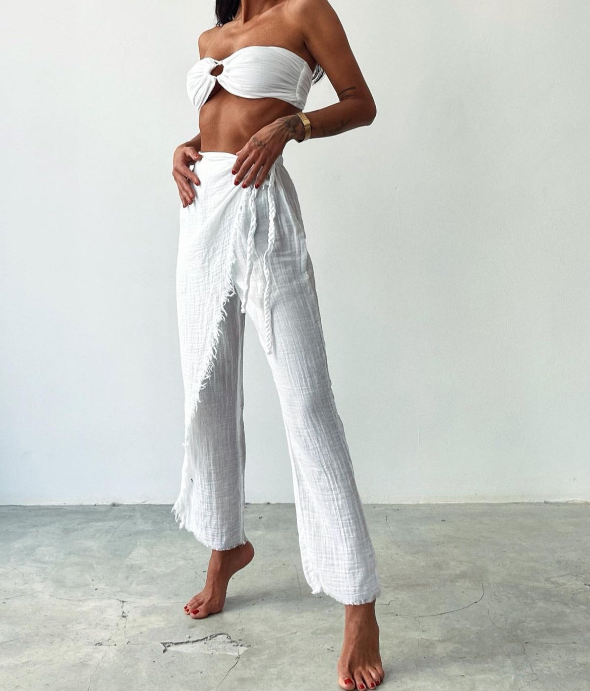 Manav Pants: high-waist straight-leg pants in black with front pleats and side pockets