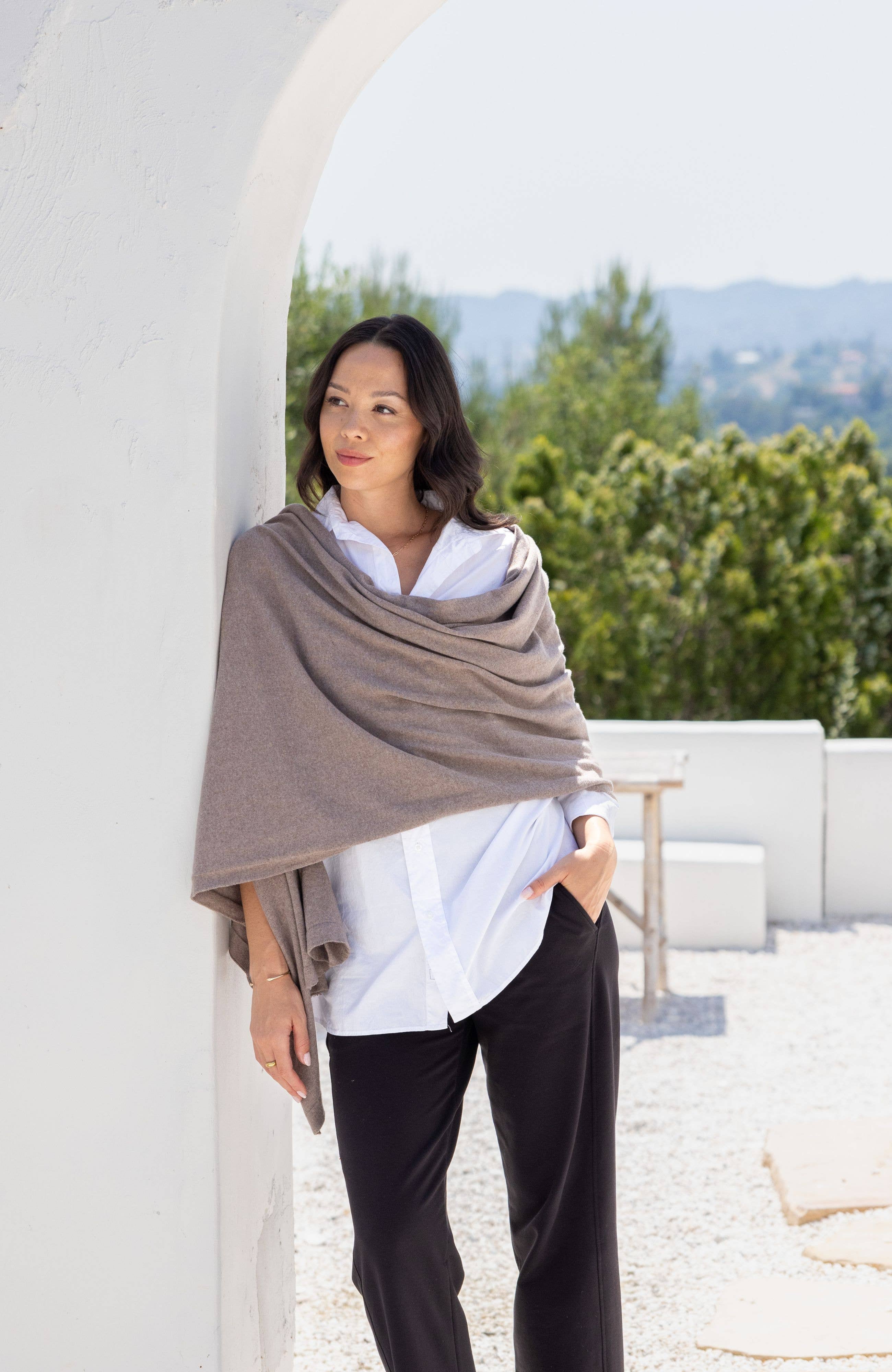Dreamsoft Organic Cotton Travel Scarf Latte: rectangular shawl in soft beige with fringed edges and textured weave