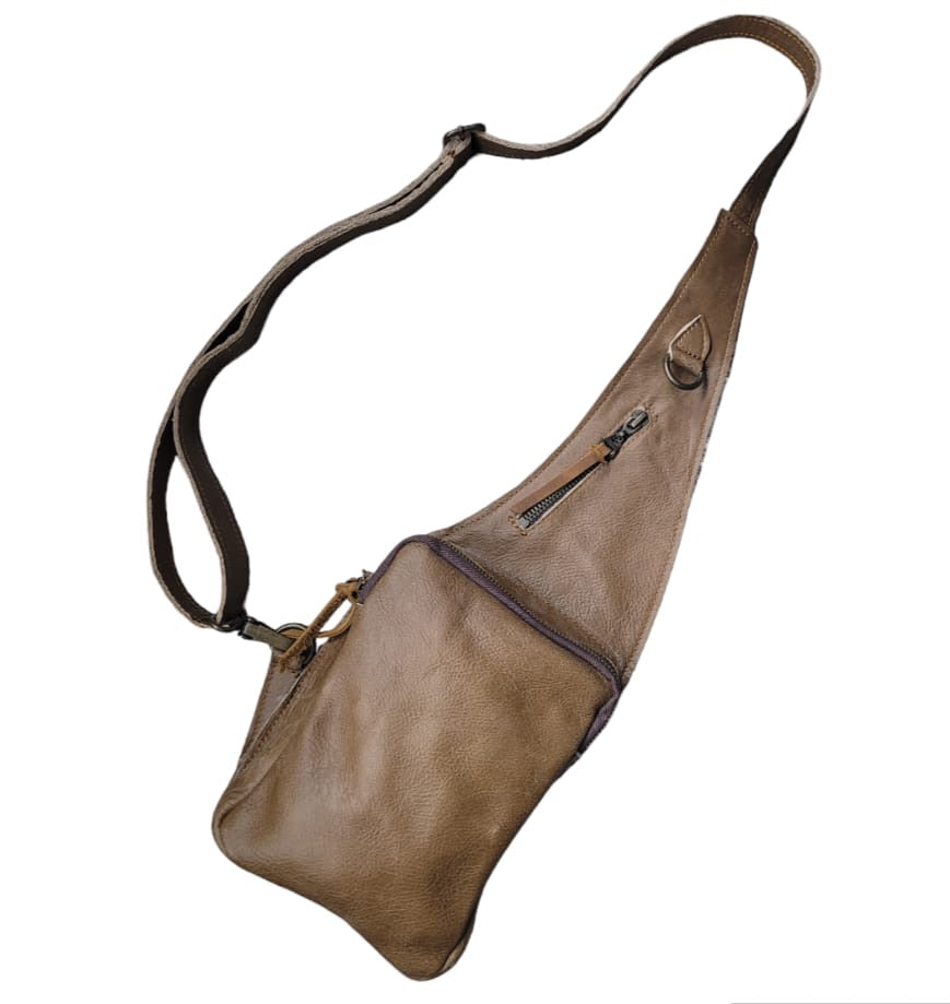 Cross Body bags: rectangular shape in light beige with slim adjustable strap and zipper opening