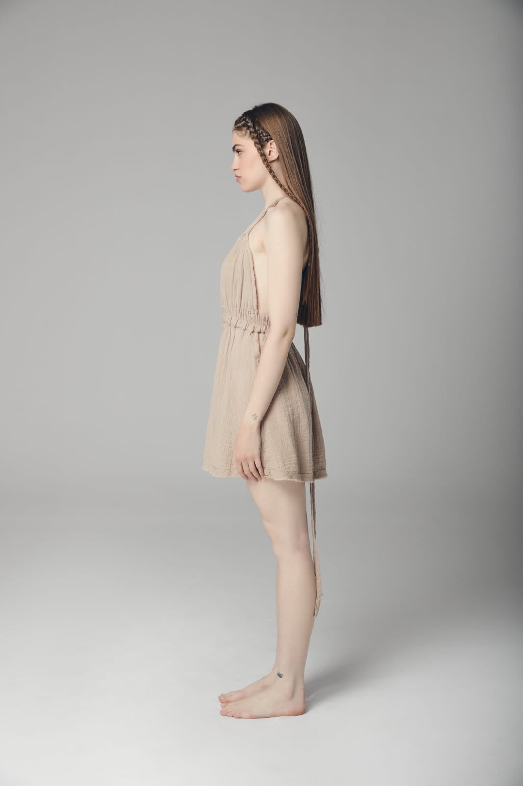 Yaz short dress: sleeveless beige dress with straight neckline and relaxed fit above knee