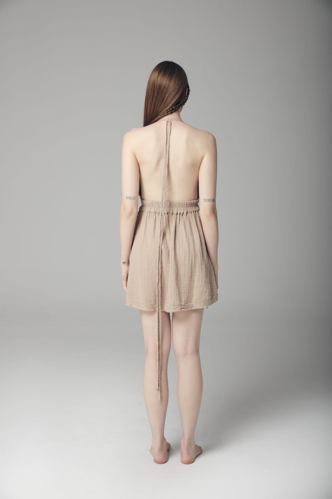 Yaz short dress: sleeveless black dress with square neckline and fitted bodice