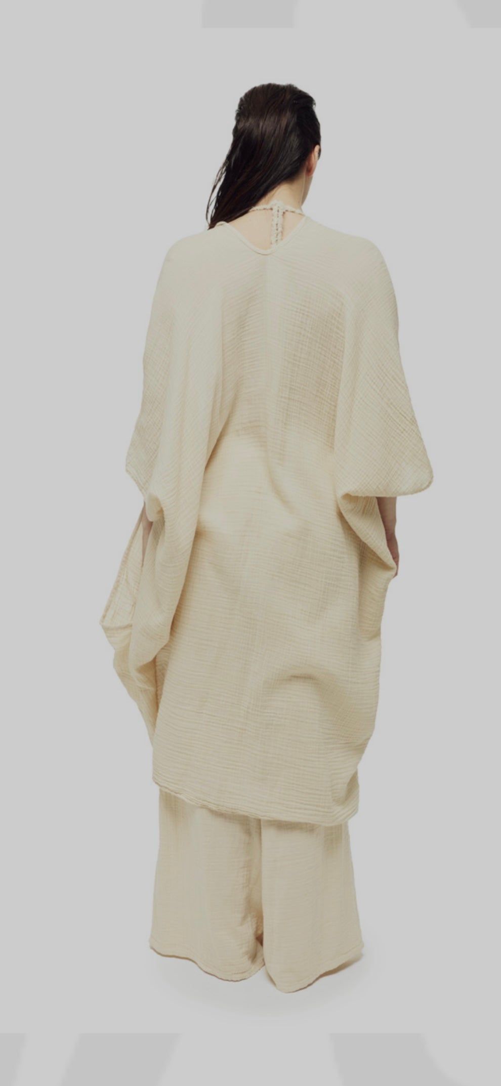 Ege Kimono: loose fit, mid-length, open front, long wide sleeves, light beige fabric