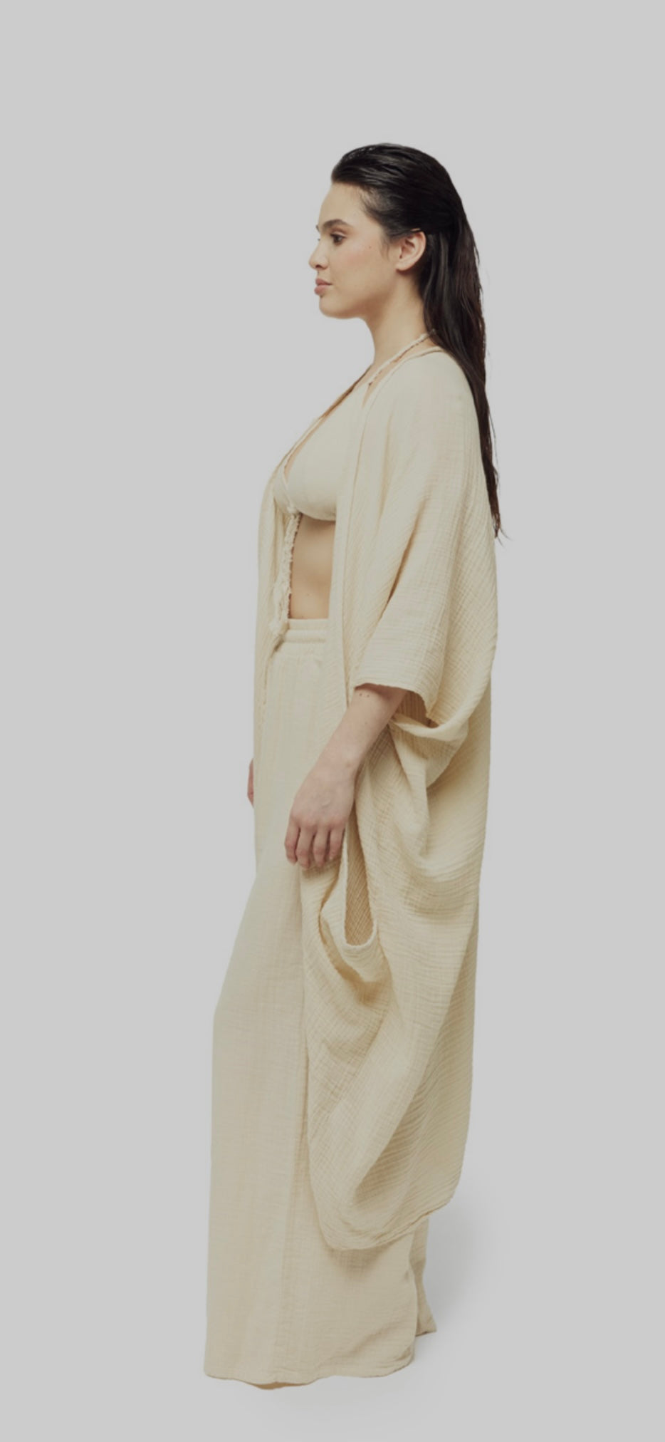 Ege Kimono: loose fit, knee-length kimono with wide sleeves, open front, white fabric