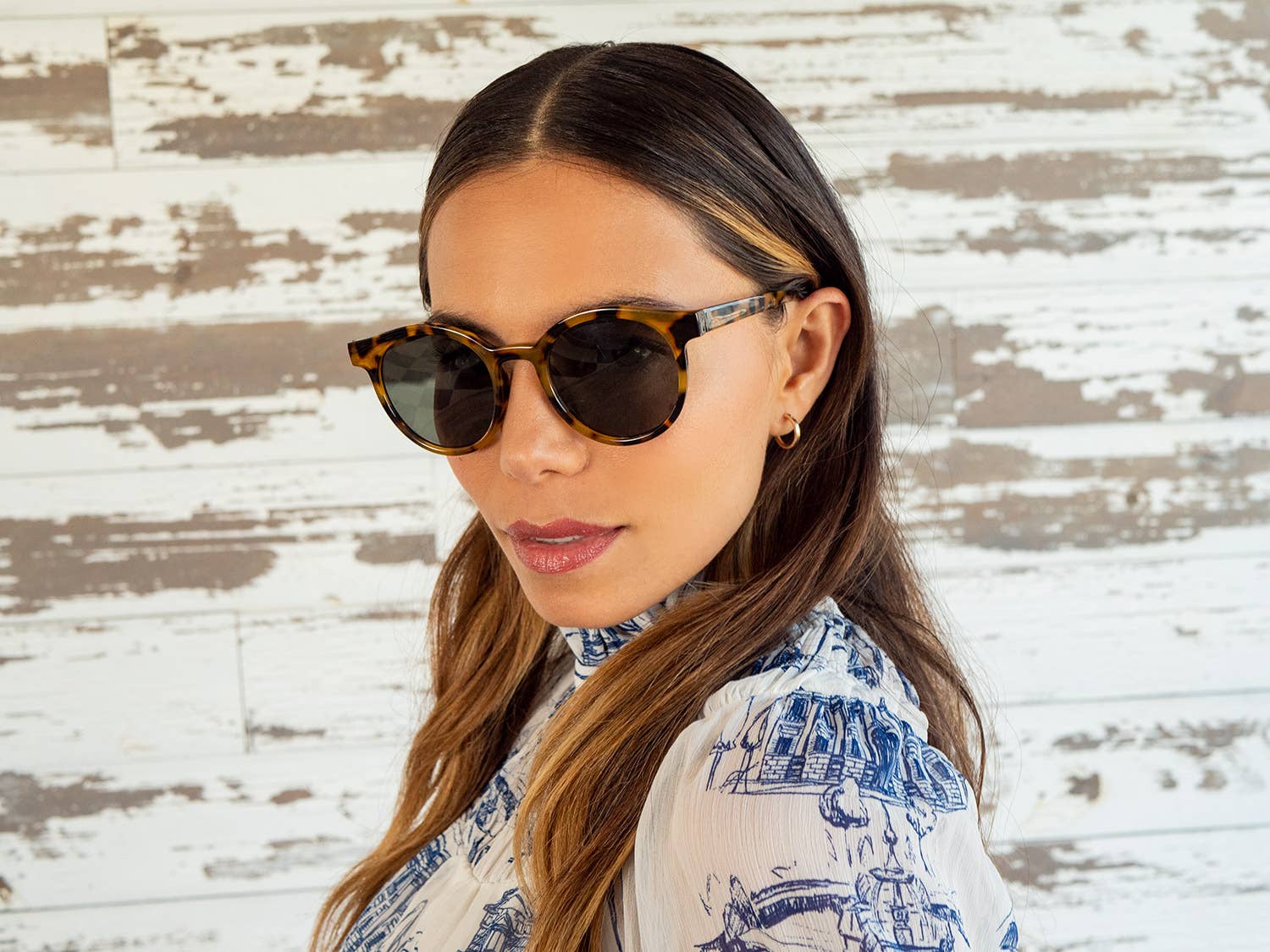 Low Key - Sunglasses: round black frames with thin dark metal temples and keyhole bridge